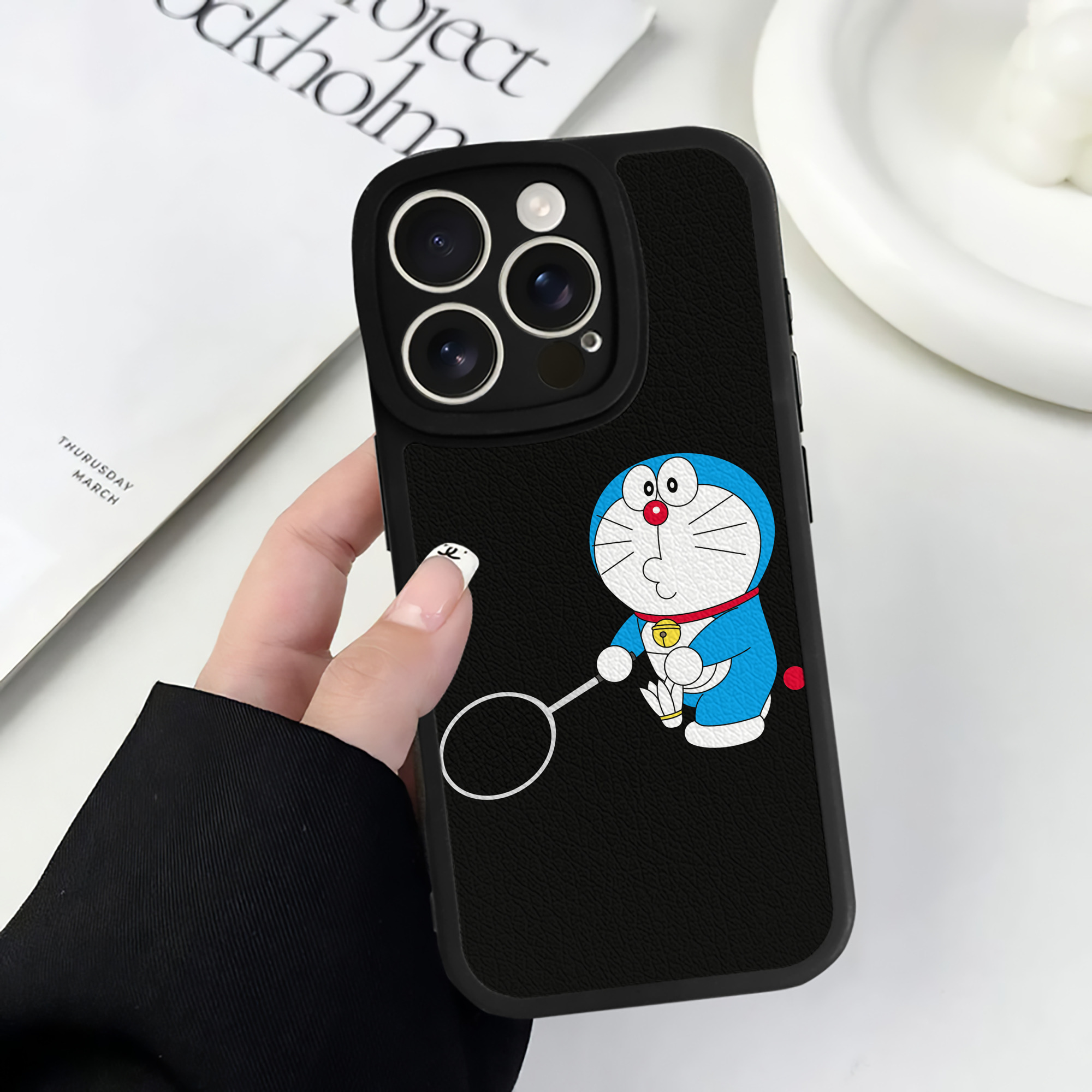 （画像用） ドラえもん Doraemon 【iPhone 16シリーズ対応】シリコンスマホケース（レザー調） 材質：シリコン